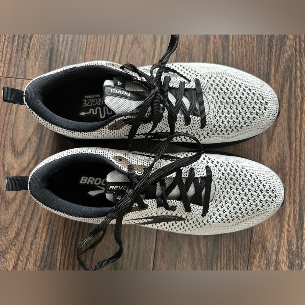 NWOT Brooks Revel 4